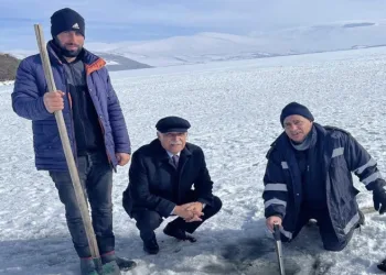 Çıldır Gölü’nde festival öncesi buz kalınlığı ölçüldü