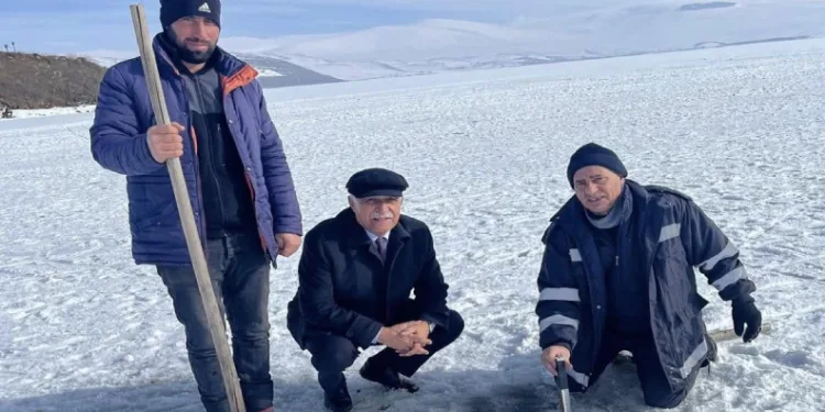 Çıldır Gölü’nde festival öncesi buz kalınlığı ölçüldü