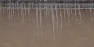 Çatılarda buz sarkıtları oluşturdu
