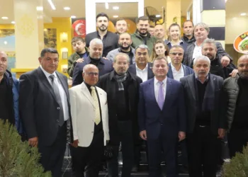Gazetecilerle bir araya geldi