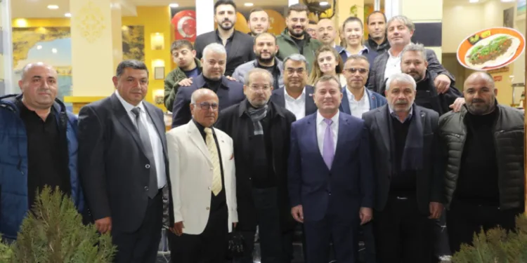 Gazetecilerle bir araya geldi