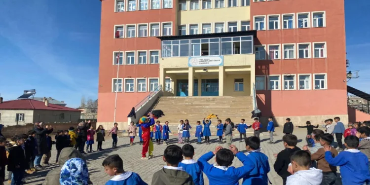 Öğrenciler Palyaço etkinliğinde gönüllerince eğlendi