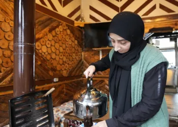 Çay isterken artık daha kibarlar