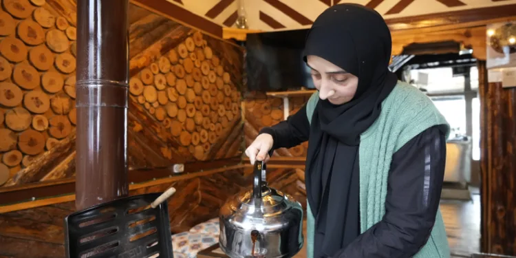 Çay isterken artık daha kibarlar