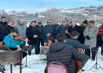 Donan göl üzerinde resim sergisi açıldı