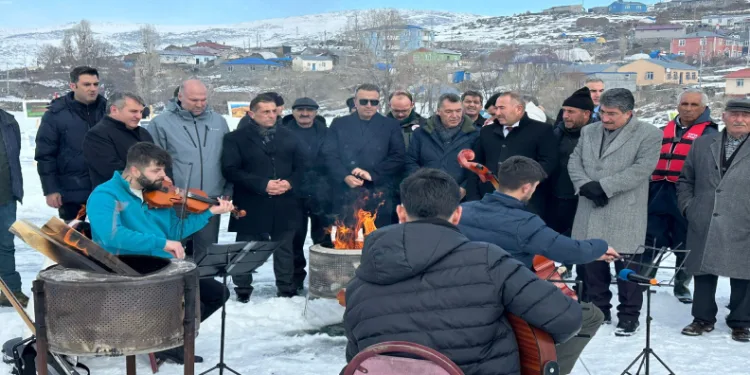Donan göl üzerinde resim sergisi açıldı