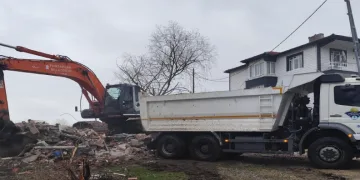 Pursaklar Belediyesi metruk yapıları yıkıyor