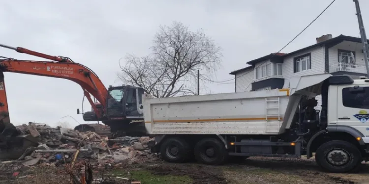 Pursaklar Belediyesi metruk yapıları yıkıyor