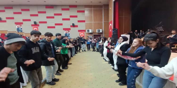 Üniversite sınavına hazırlanan öğrenciler için moral konseri