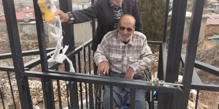 Görme ve yürüme engelli asansör