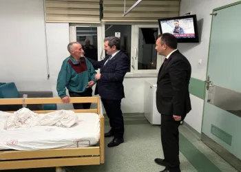 Vali ve başkandan hastalara moral
