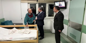 Vali ve başkandan hastalara moral