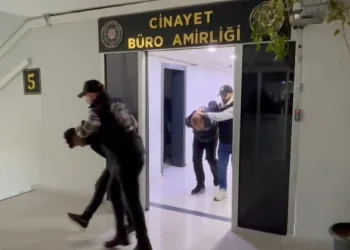 İzin çıkmadı: Kız arkadaşı ve annesini vurdu