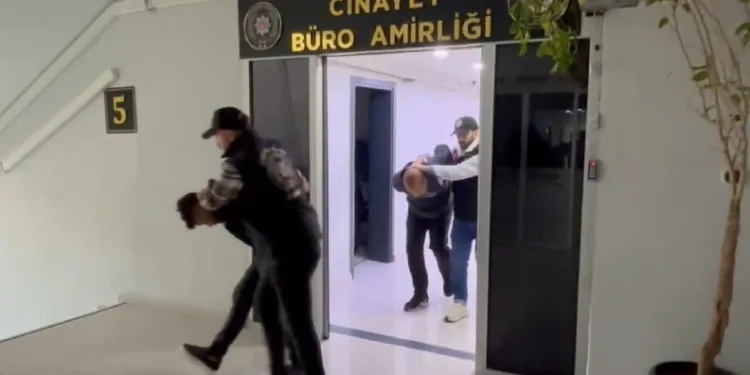 İzin çıkmadı: Kız arkadaşı ve annesini vurdu