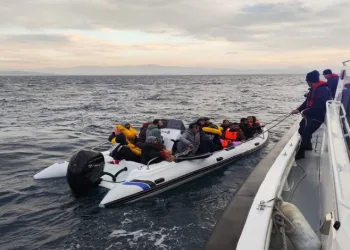 İzmir’de 32 göçmen ve 1 kaçakçısı yakalandı