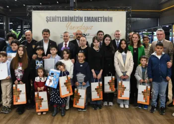 Çocuklarının karne sevincine ortak olundu