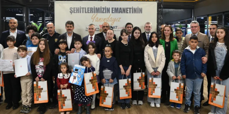 Çocuklarının karne sevincine ortak olundu
