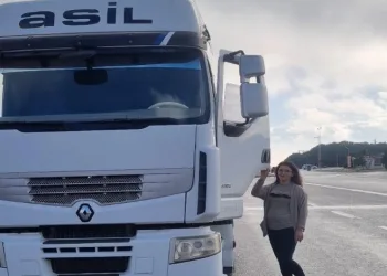 Kadının eli çekiciye değdi