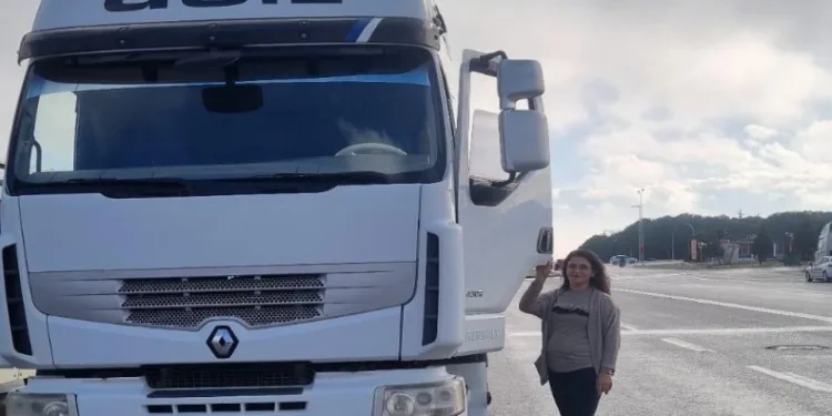 Kadının eli çekiciye değdi