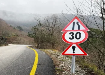 Trafik levhası yenilendi