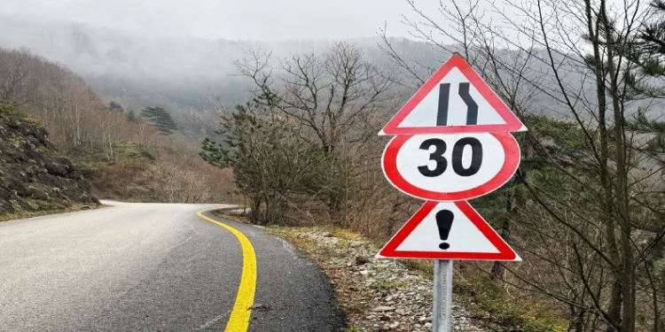 Trafik levhası yenilendi