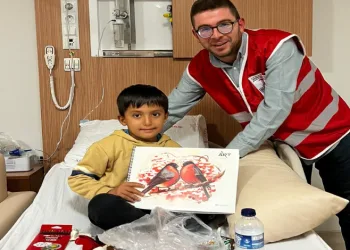 Kızılay gönüllüleri hastaları ziyaret etti