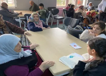 Ortaokul öğrencilerinden huzurevine ziyaret