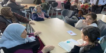Ortaokul öğrencilerinden huzurevine ziyaret