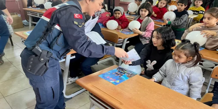 Salihli Jandarma, öğrencileri bilgilendirdi