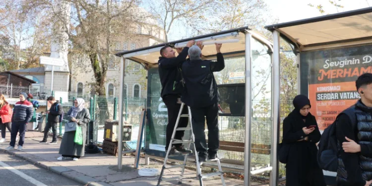 Kadın ve çocukların güvenliği için duraklar aydınlatıyor