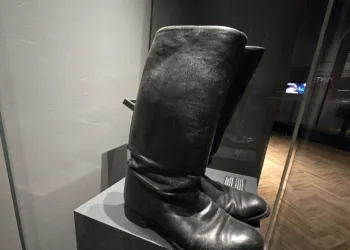 Sergilenen asırlık çizmeler vatandaşların ilgisini çekiyor