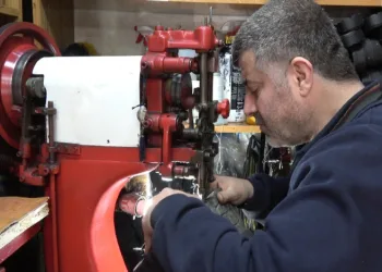 Kilis’te 42 yıllık ayakkabı tamircisi baba mesleğini sürdürüyor