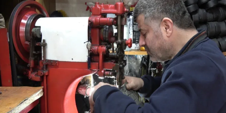 Kilis’te 42 yıllık ayakkabı tamircisi baba mesleğini sürdürüyor