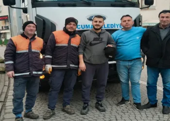 İşçiler tarafından içinde para ve ziynet eşyalarının bulunan çanta sahibine teslim edildi