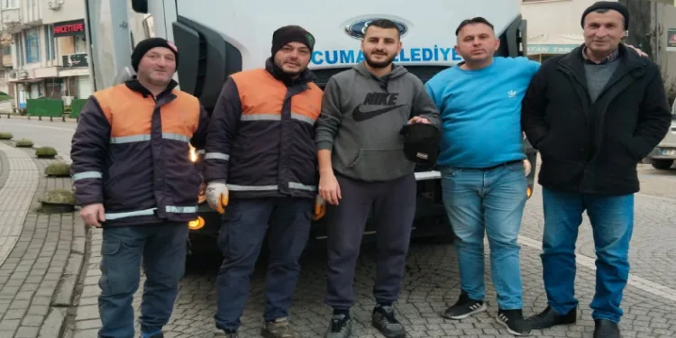 İşçiler tarafından içinde para ve ziynet eşyalarının bulunan çanta sahibine teslim edildi