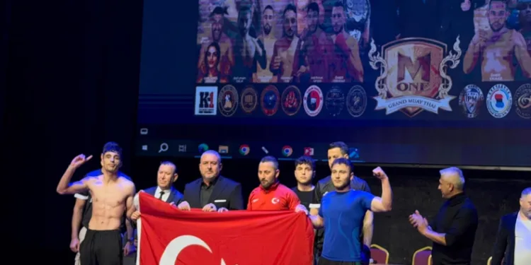Kick Boks turnuvasındaki başarısı ilçede sevinçle karşılandı