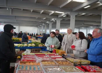 Başkan Subaşı pazar esnafının dertlerini dinledi