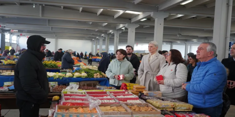 Başkan Subaşı pazar esnafının dertlerini dinledi