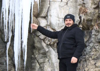 Diyadin’de 35 metrelik buz sarkıtları