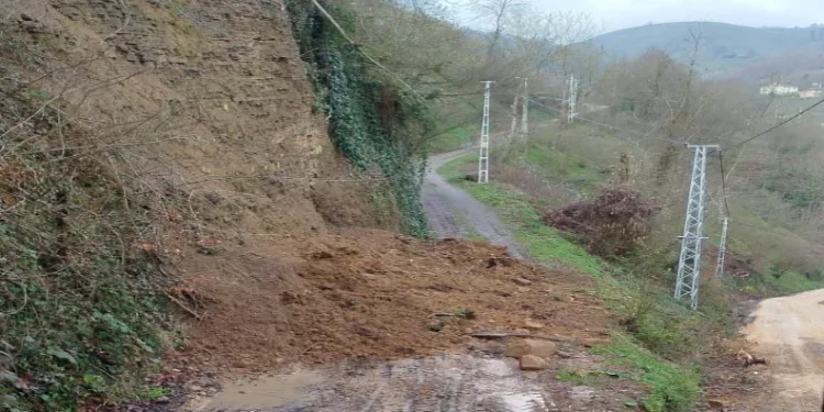 Heyelandan dolayı kapanan yol açıldı