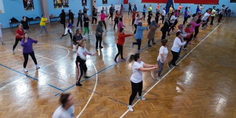 Menemenli kadınlar ücretsiz zumba kursunda buluşuyor