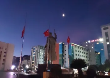 Yas nedeniyle bayraklar yarıya indirildi