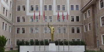 Adıyaman’da bayraklar yarıya indirildi