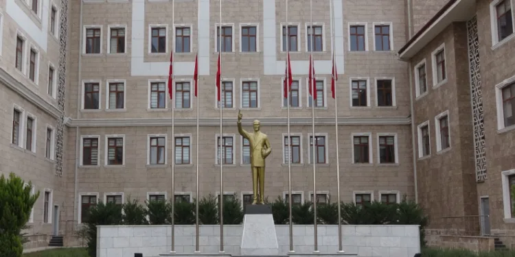 Adıyaman’da bayraklar yarıya indirildi