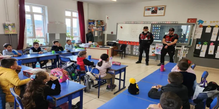 Çocuklar için yol yaptılar
