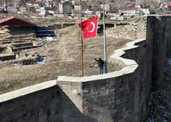Bitlis Kalesi’nde bayrak yarıya indirildi