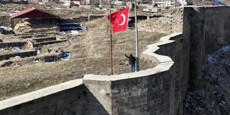Bitlis Kalesi’nde bayrak yarıya indirildi