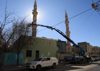 Baz istasyonu minareye takıldı