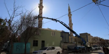 Baz istasyonu minareye takıldı