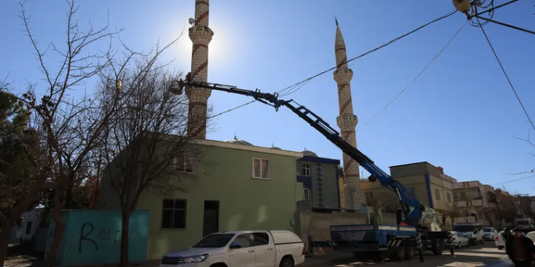 Baz istasyonu minareye takıldı
